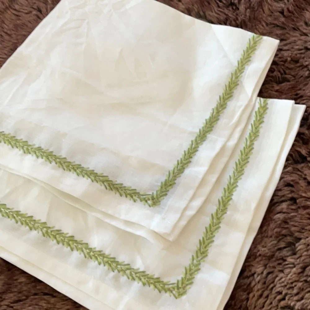 NWOT KIM SEYBERT JARDIN WHITE LINEN LIGHT & DARK GREEN AND GOLD THREAD SET OF 2